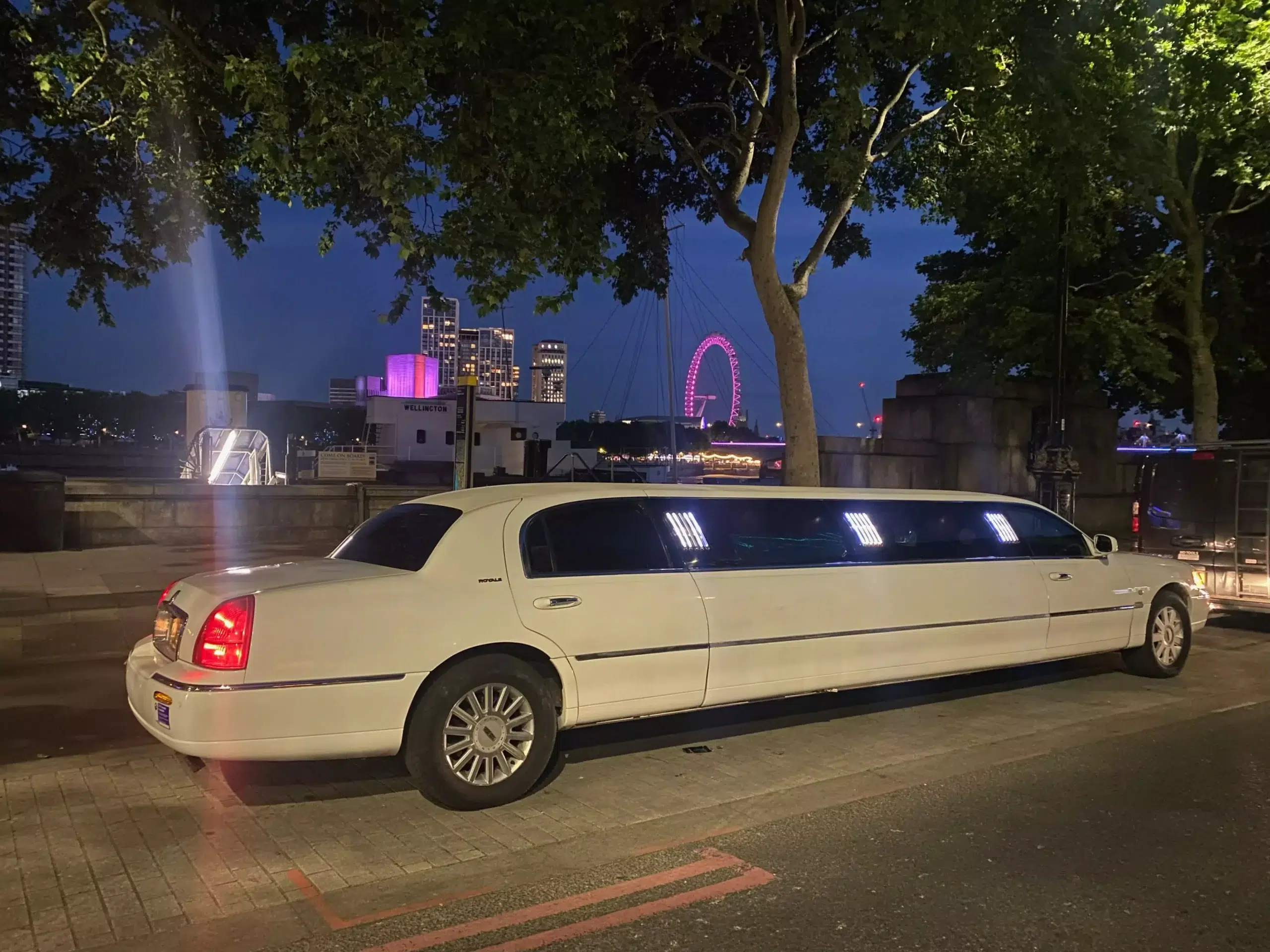 Chrysler Baby Bentley Limo Service Hire London​